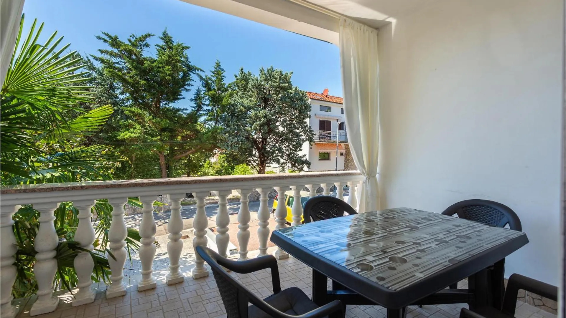 Stunning Apartment In Malinska With Kitchen Kroatien